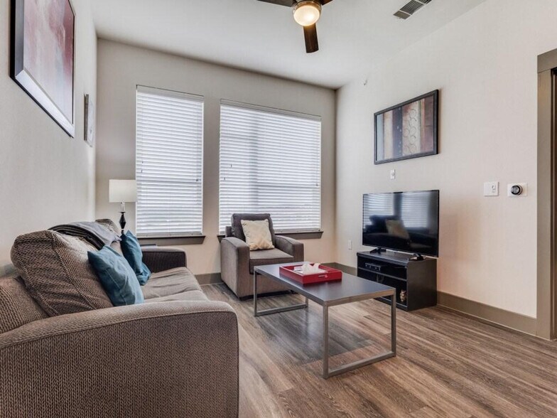 Primary Photo - 120 W CityLine Dr