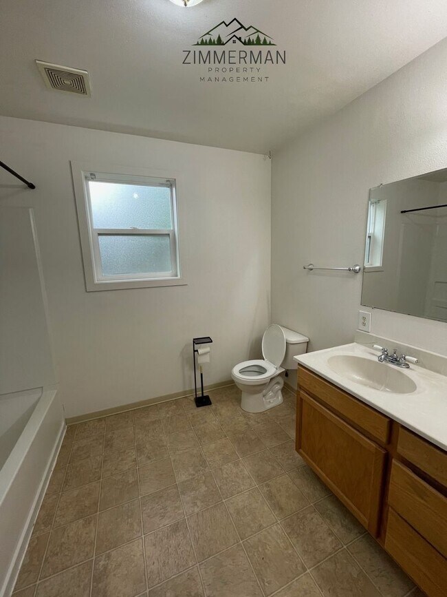 Building Photo - 3 bedroom, 1 1/2 bathroom House in Thurston neighborhood