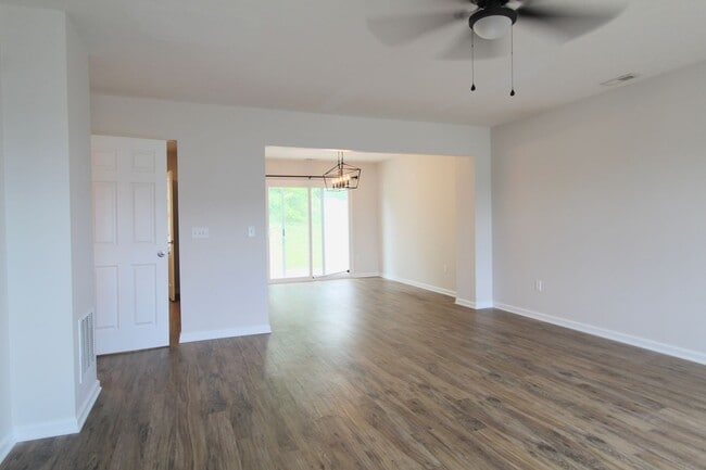 Building Photo - Spacious 3-Bed, 2.5-Bath Townhome Availabl...