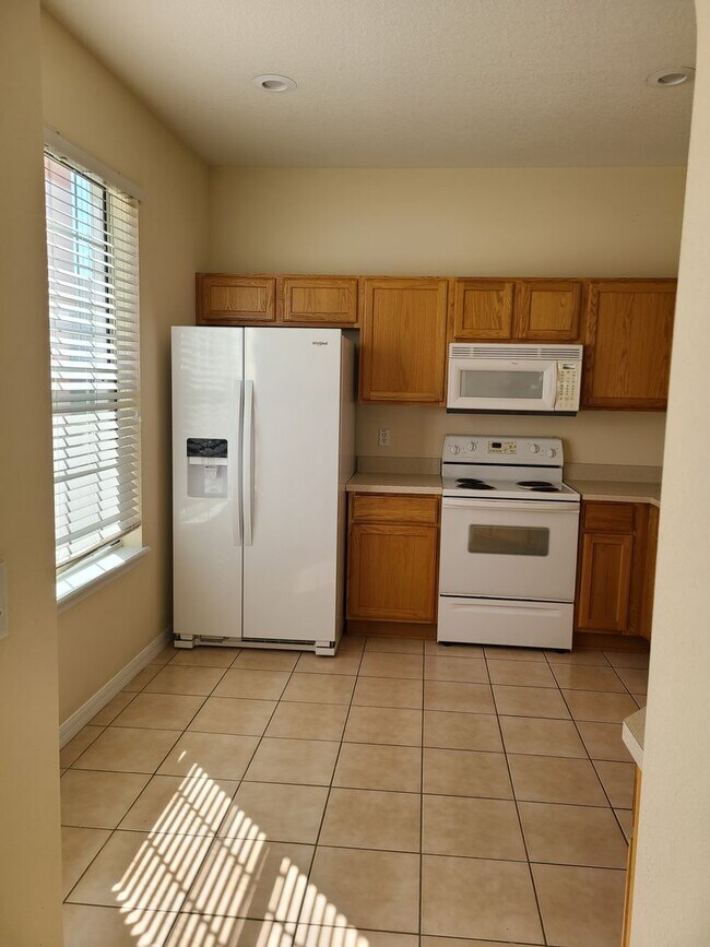 Building Photo - Spacious 3br 2.5ba Townhome in North Saint Petersburg