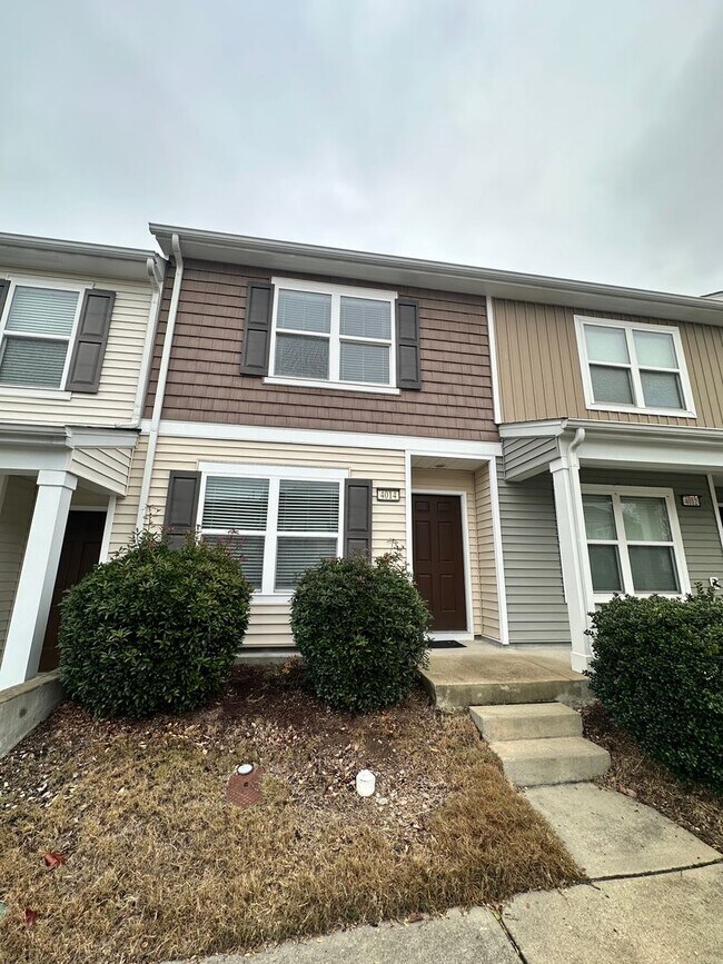 Building Photo - Spacious 3 Bed, 3.5 Bath Townhome in Desirable & Convenient Highland Creek Community!