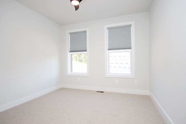 Building Photo - Spacious Brookhill Commons Townhome-Style Condo With Garage