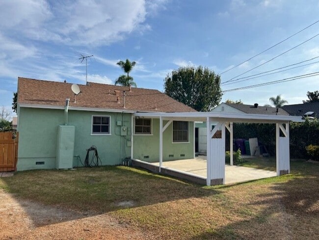 Building Photo - Home with Great Outdoor Space!