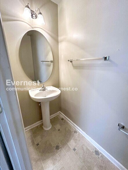 Building Photo - 941 Ujamaa Dr