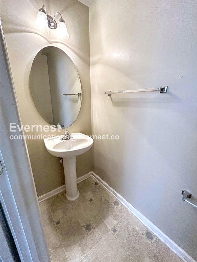 Building Photo - 941 Ujamaa Dr