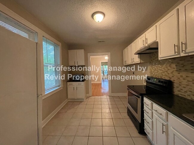 Building Photo - Great 2 Bedroom with large balcony!