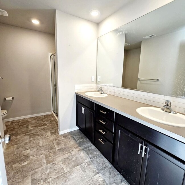 Building Photo - Immaculate and spacious 3 bed townhouse in convenient CK location