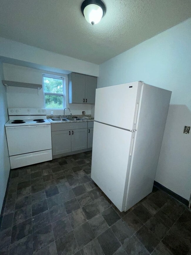 Building Photo - COMING SOON! Cute 2 Bedroom, 1 bathroom in...