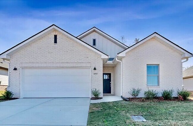 Building Photo - Great Athens location!