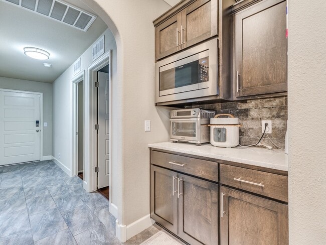 Building Photo - 2606 W Baton Rouge Pl