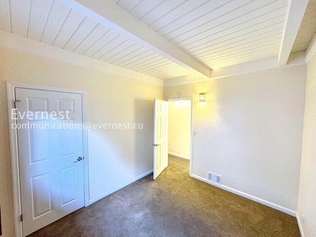 Building Photo - 537 Madison St