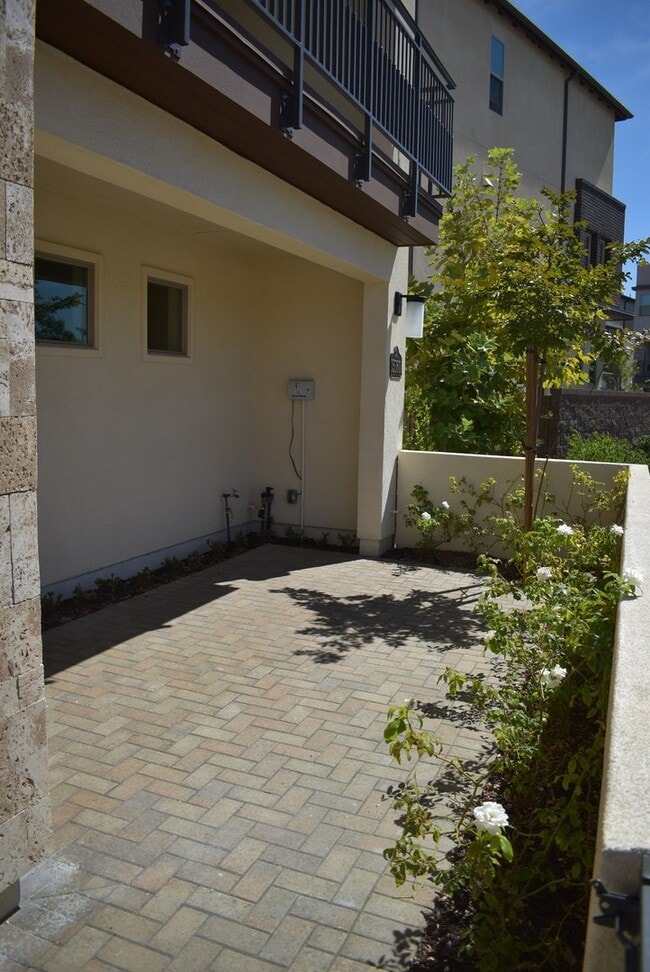 Building Photo - 3 Story 4 Bedroom 3.5 Bath Home in Del Sur...