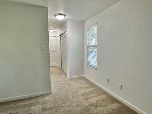 Building Photo - New Price! Convenient 1 bed condo is desir...