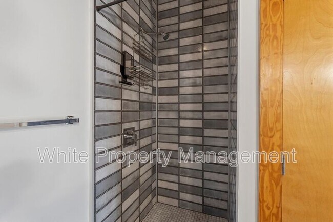 Building Photo - 3205 N Davidson St