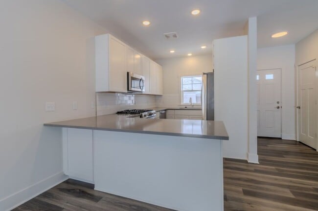 Building Photo - 1502 Simsbury St