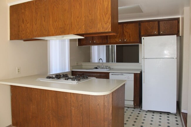 Building Photo - 2213 Roselake Ave