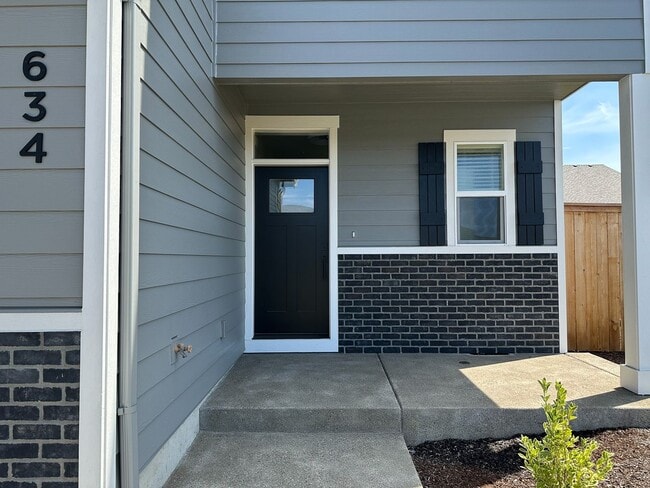 Building Photo - 634 NW Crater Lk Dr