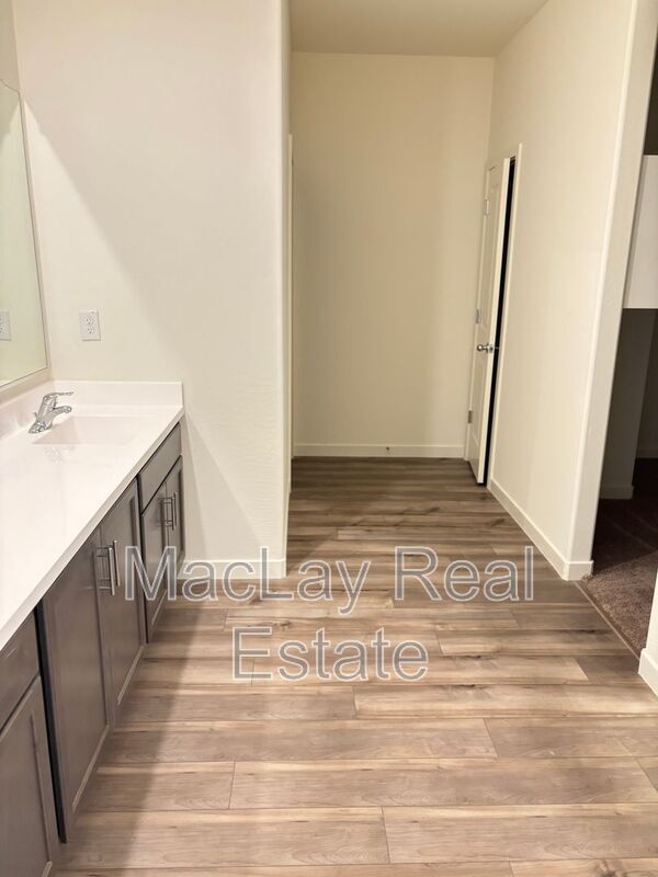 Building Photo - 675 N Crowned Dove Trail