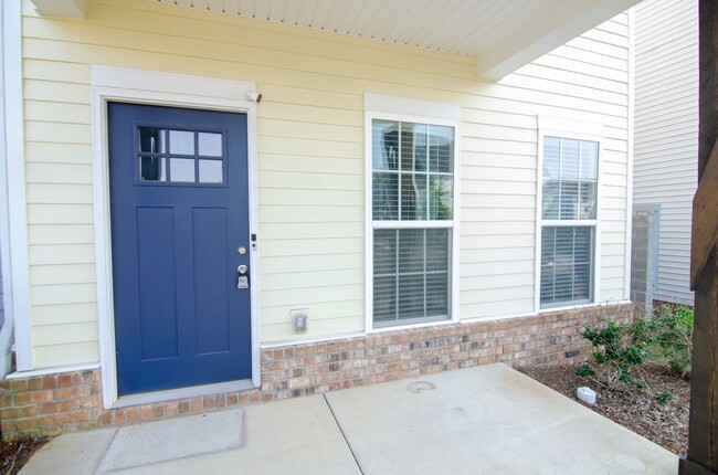 Building Photo - Stunning townhome