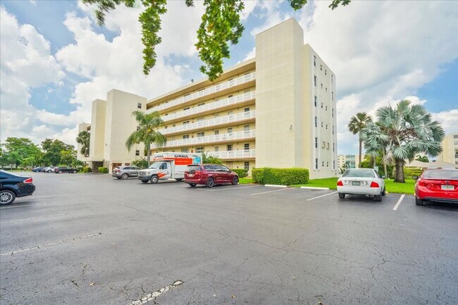 Building Photo - Meadowbrook Lakes View East Condominiums - Dania Beach