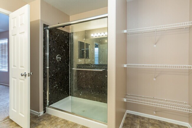 Building Photo - 7921 Point Oaks Ct