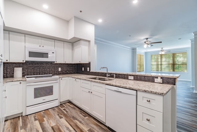 Building Photo - 4170 Central Sarasota Pky