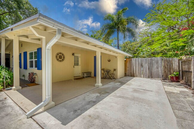 Building Photo - 404 S Caloosahatchee Ave