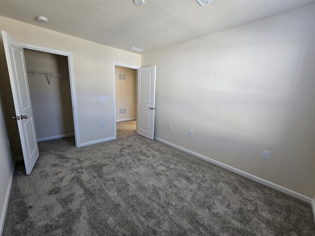 Building Photo - 865 Falls Grove Trl