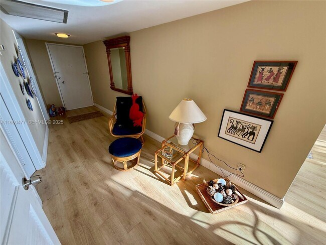 Building Photo - 900 Bay Dr