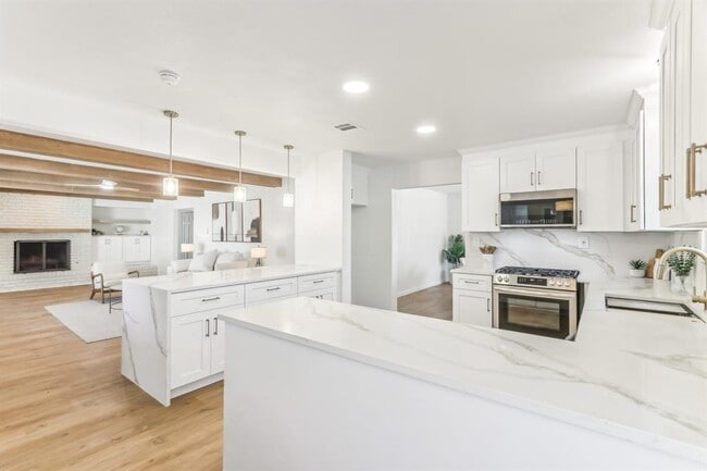 Building Photo - 8014 Meadowcroft Dr