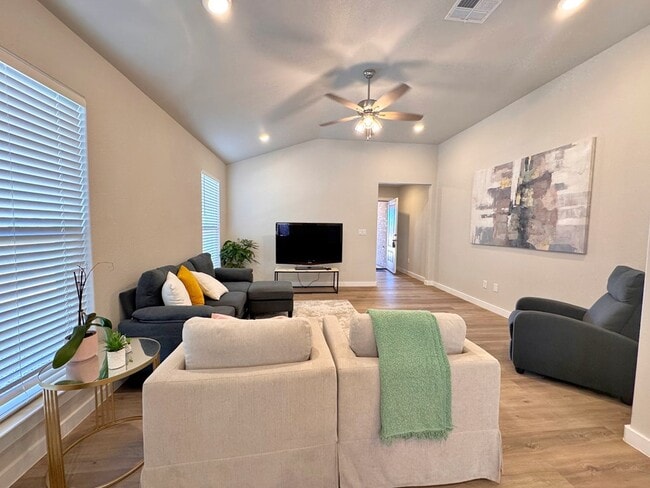 Building Photo - 10817 Saloon St