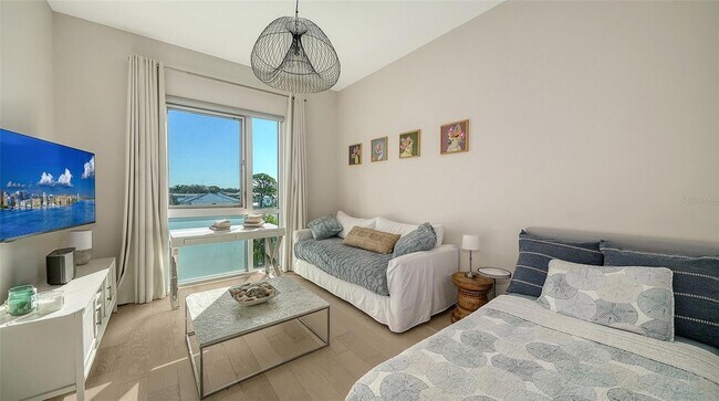 Building Photo - 635 S Orange Ave