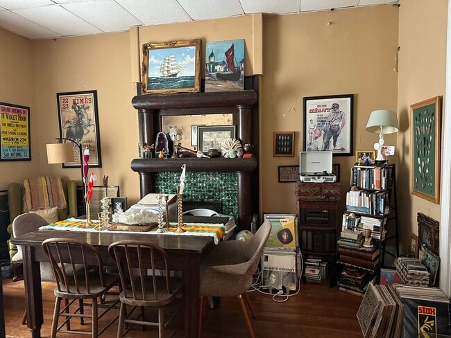 Building Photo - Charming 1 Bedroom/ 1 Bath Apartment walka...