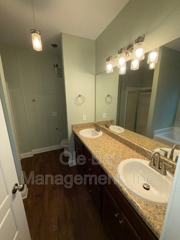 Building Photo - 10013 Summer Woods Cir N