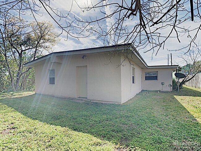 Building Photo - 803 8th Ave N