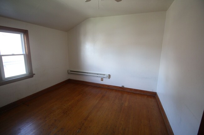 Building Photo - COMING SOON! Bright & Spacious 1-Bedroom U...