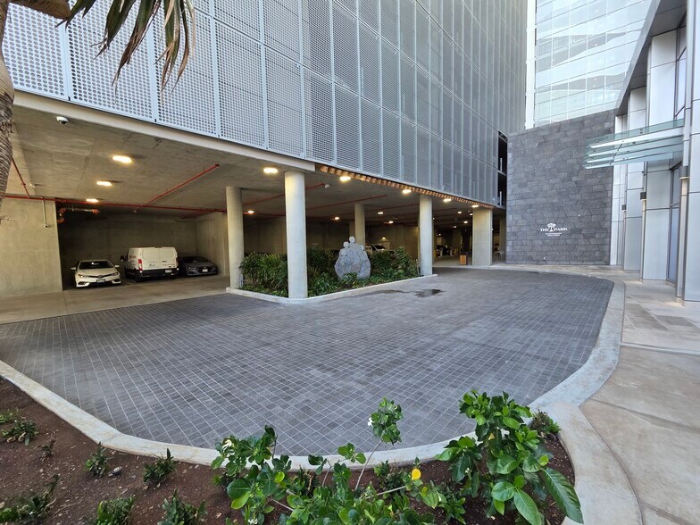 Front Entrance - 1515 Liona St