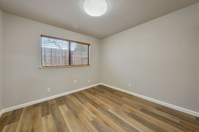 Building Photo - Updated 2 Bed, 2 Bath Duplex with Private Fenced Yard in Rescue!