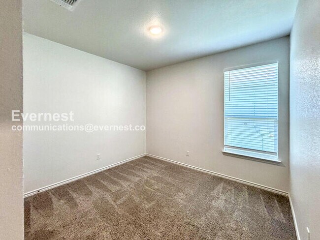 Building Photo - Limited Time Special Offer / 3 Bed/2 Bath Home with Garage / Pet-Friendly / Available Now!