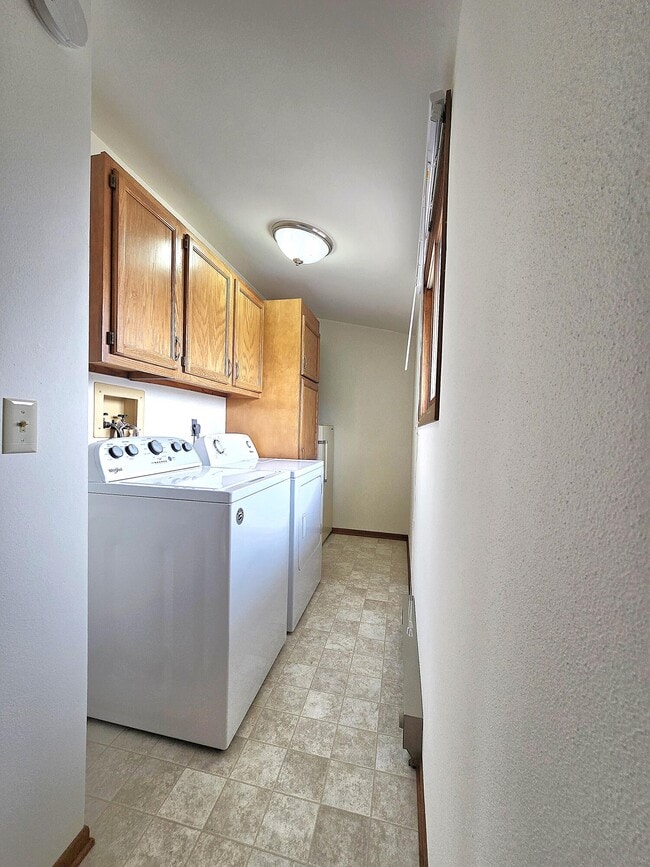 Building Photo - 940 Prairie Dr