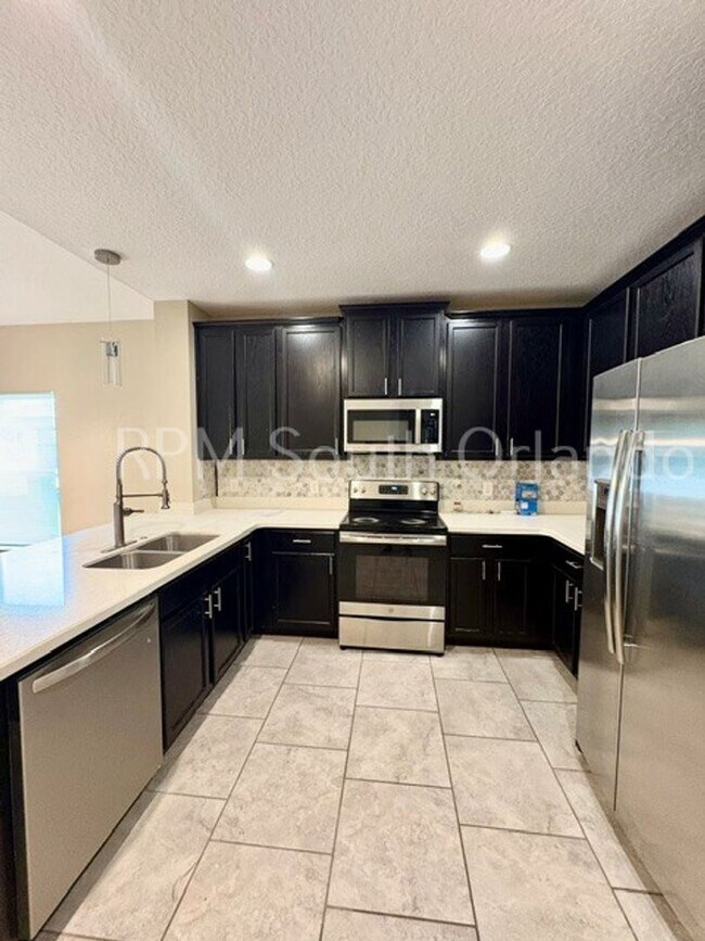 Building Photo - 4-bedroom, 2-bathroom home St, Cloud FL