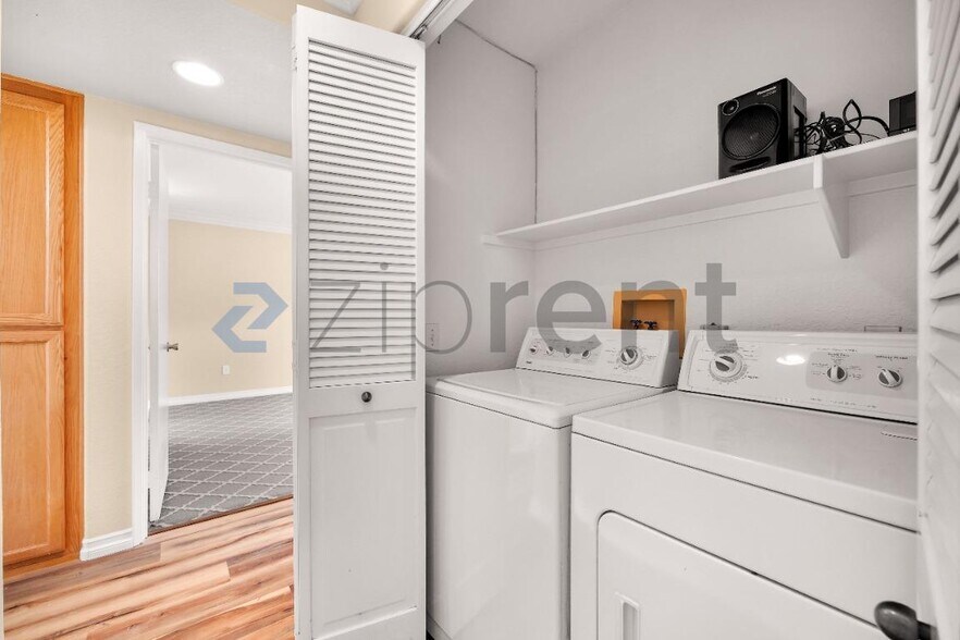 Building Photo - Unit 22