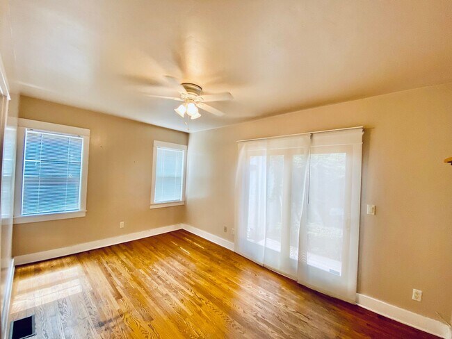 Building Photo - Beautiful 4 Bedroom Cottage in Kensington with Extra Room for an Office!