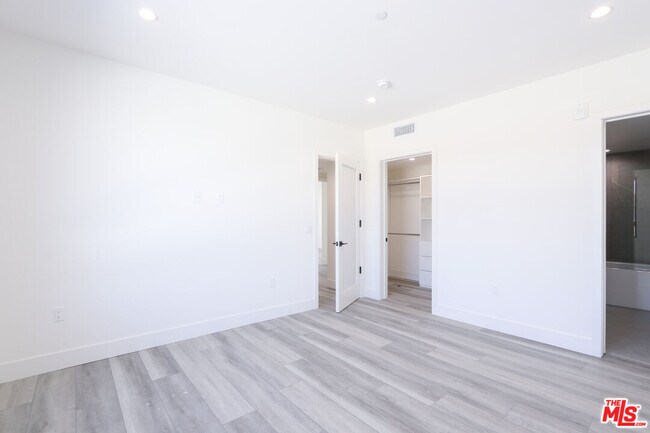 Building Photo - 11800 Courtleigh Dr