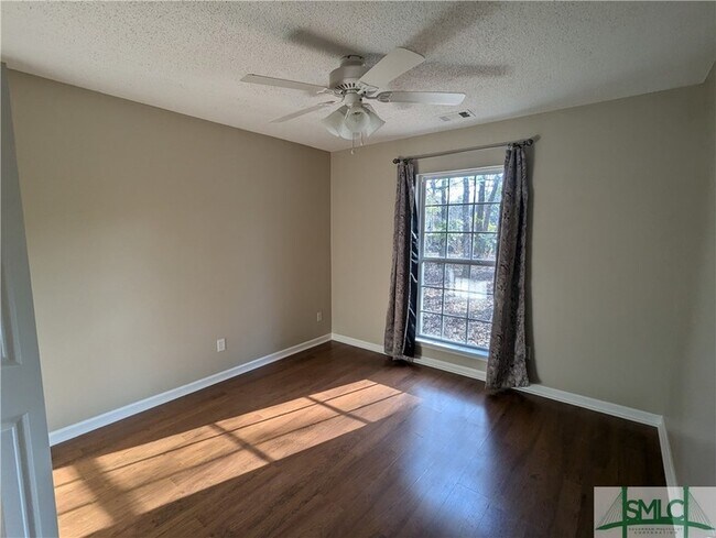 Building Photo - 550 Laurenburg Dr