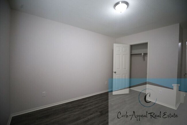 Building Photo - Beautiful 3 bed / 2 bath home with a fence...