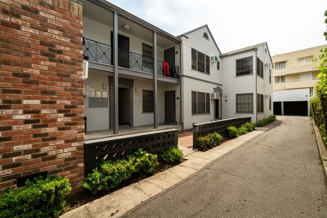 Building Photo - 457-459 Kelton Ave