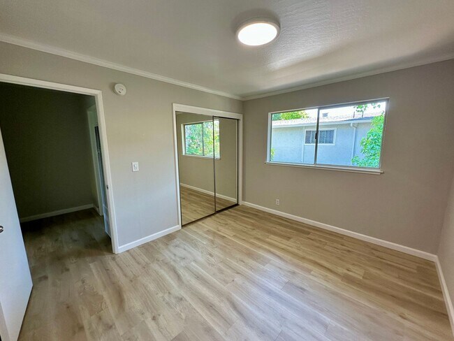Building Photo - Convenient and Updated Townhouse