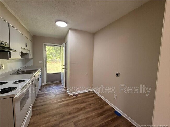 Building Photo - 4959 Fieldcrest Dr
