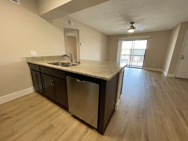 Building Photo - ANNUAL RENTAL -  1 BED / 1 BATH CONDO AT M...